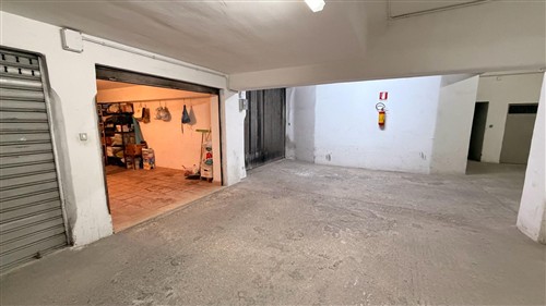 Centrale Appartamento di 3 Vani Oltre Acc. e Con Box Auto.